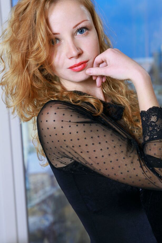 18P Adolescente sexy com cabelo ruivo Diana Bronce tira o macacão para modelar totalmente nua