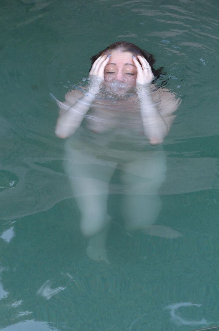 16P Amateur model Ruby Flame removes her bikini before a skinny dip