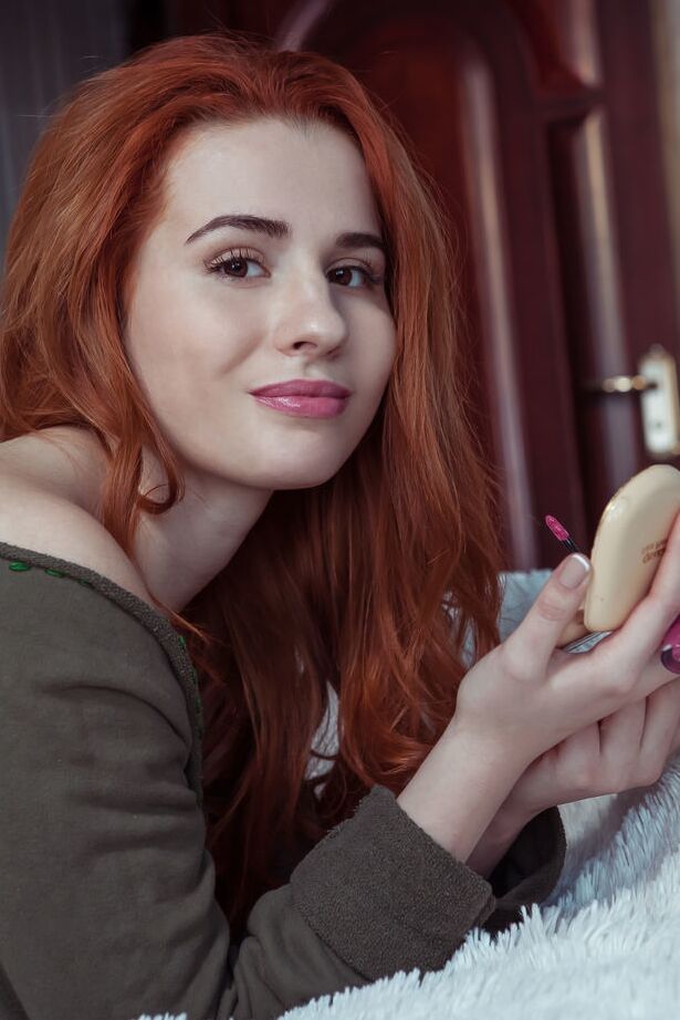 18P A jovem ruiva Nicole La Cray destaca sua buceta perfeita enquanto fica nua