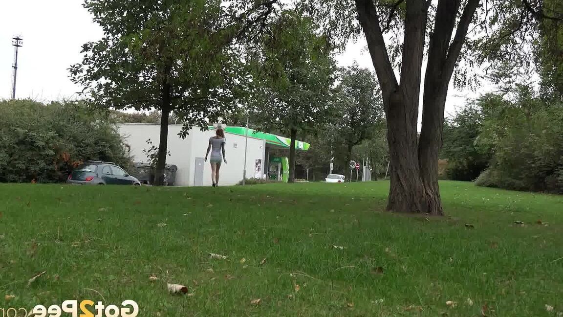 15P Une rousse à lunettes baisse sa culotte et fait pipi dans le parc