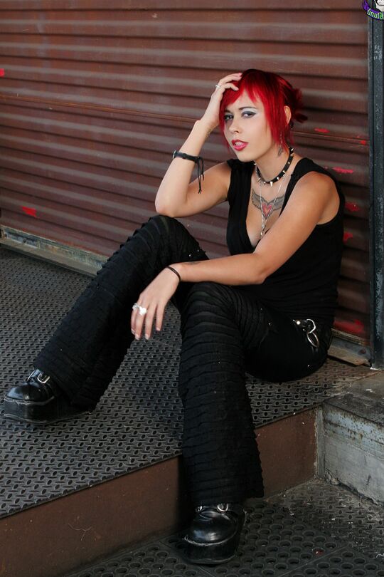 15P Das heiße Gothic-Girl Scarlet Starr öffnet ihre schönen Titten und zieht ihre schwarzen Stiefel aus