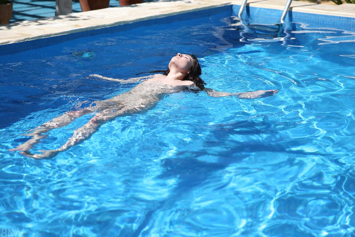 21P La joven europea Lila y su compañera de cuarto se desnudan y posan desnudas junto a la piscina