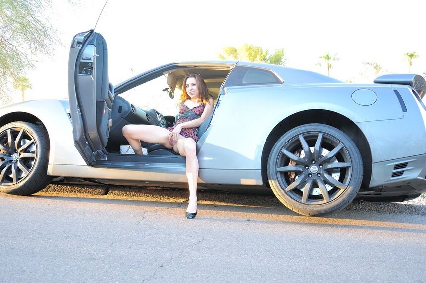 15P Chica muy delgada con vestido corto da upskirt desnuda al aire libre