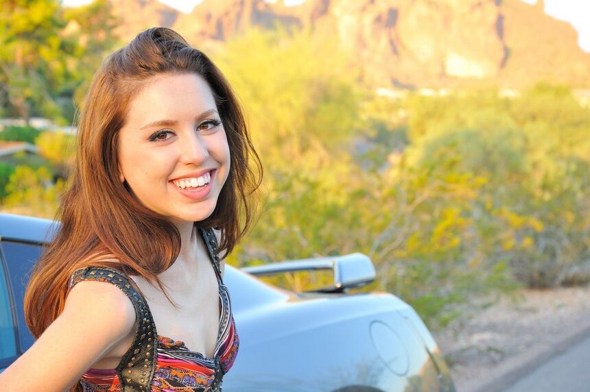 15P Chica muy delgada con vestido corto da upskirt desnuda al aire libre