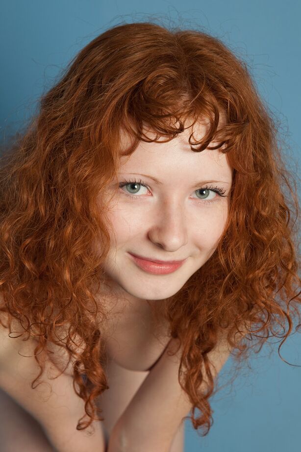 16P Ruiva pálida exibe seus seios firmes e mamilos duros durante poses solo nuas