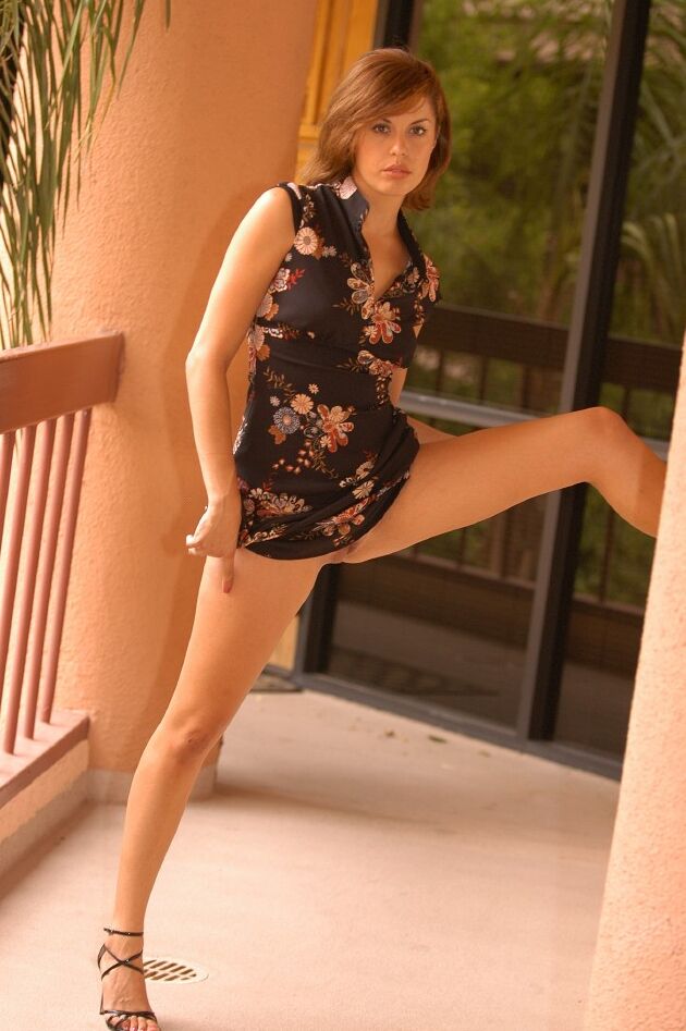 21P Marlena, amatrice sexy, exhibe une jupe haute sans culotte en extérieur.