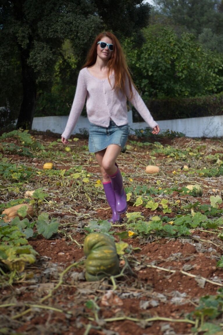 12P A ruiva natural Mia Sollis vagueia por um jardim antes de ficar nua na cozinha