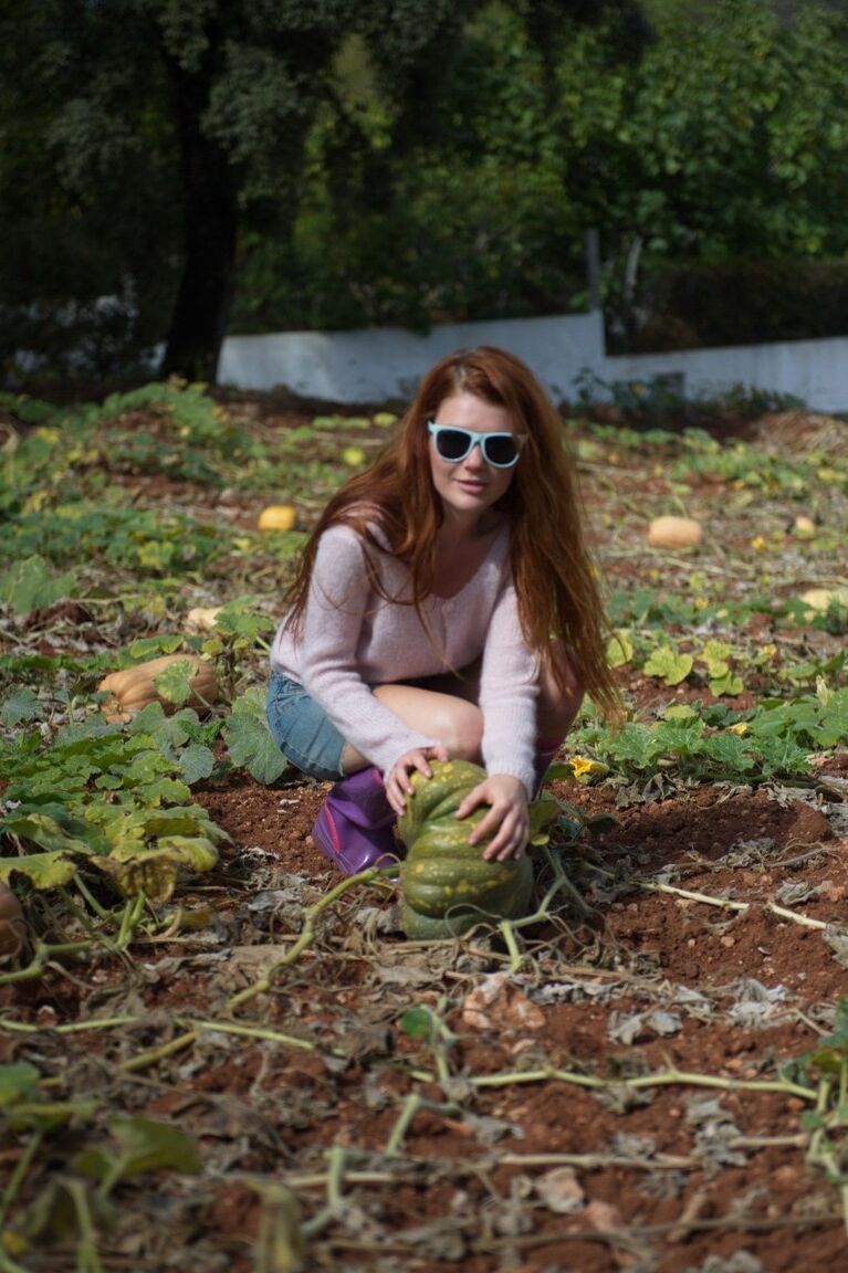 12P A ruiva natural Mia Sollis vagueia por um jardim antes de ficar nua na cozinha
