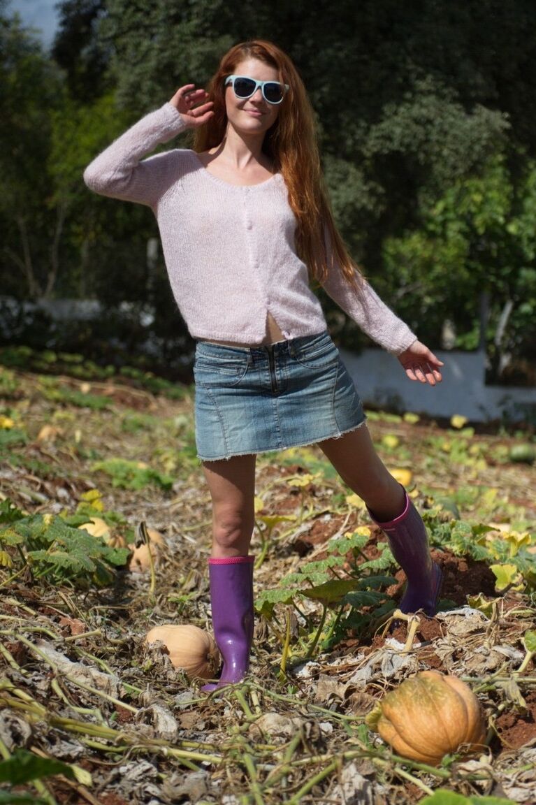 12P A ruiva natural Mia Sollis vagueia por um jardim antes de ficar nua na cozinha