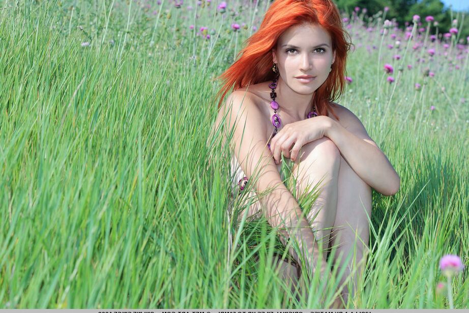 18P Das lustvolle rothaarige Babe Violla A liebt es, ihre Muschi auf dem Feld zu spreizen