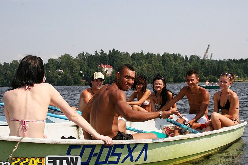 16P College-Studenten nehmen im Urlaub am Gruppensex am See teil