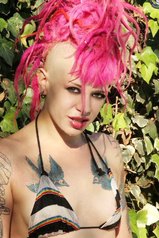 16P Fille punk tatouée aux cheveux roses au bord de la piscine