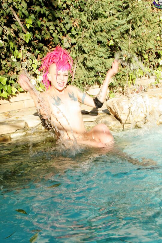 16P Fille punk tatouée aux cheveux roses au bord de la piscine