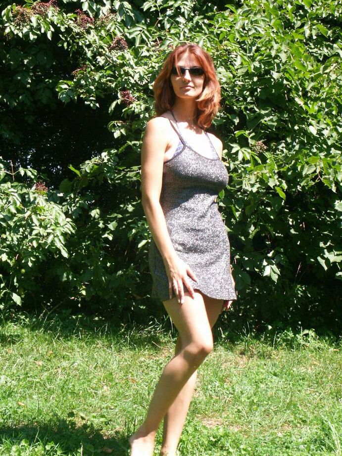 20P La caliente pelirroja amateur Vanessa se desnuda debajo de un árbol para airear sus grandes tetas caídas