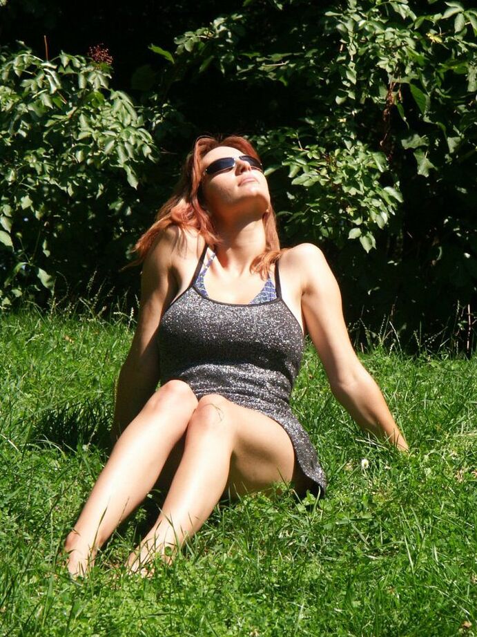 20P La caliente pelirroja amateur Vanessa se desnuda debajo de un árbol para airear sus grandes tetas caídas