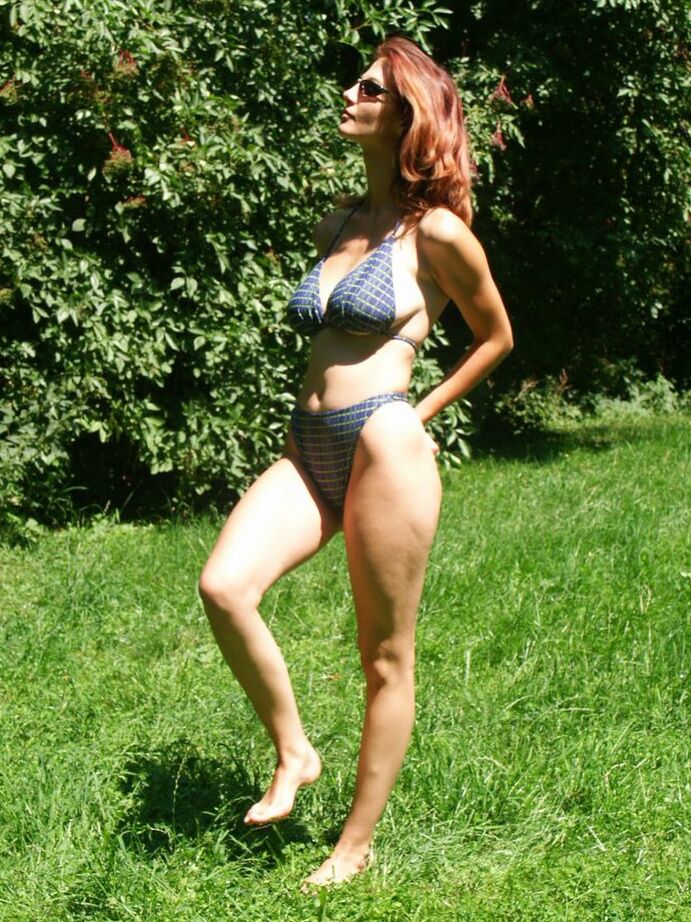 20P La caliente pelirroja amateur Vanessa se desnuda debajo de un árbol para airear sus grandes tetas caídas