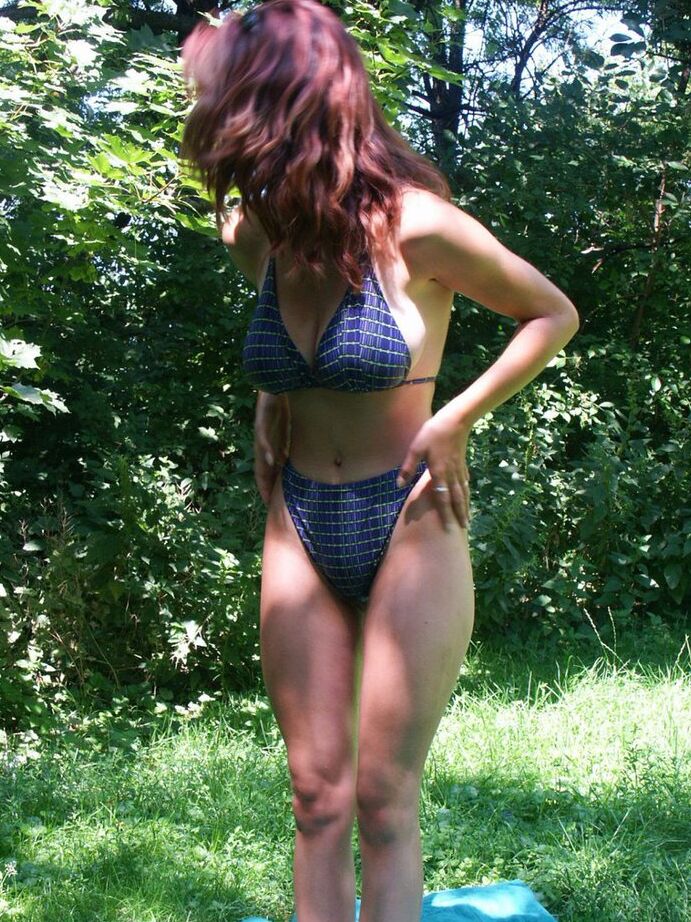 20P La caliente pelirroja amateur Vanessa se desnuda debajo de un árbol para airear sus grandes tetas caídas