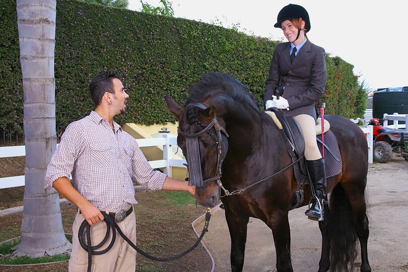 10P Joven y cachonda ecuestre amateur Ryann follada a lo perrito por el mozo de cuadra