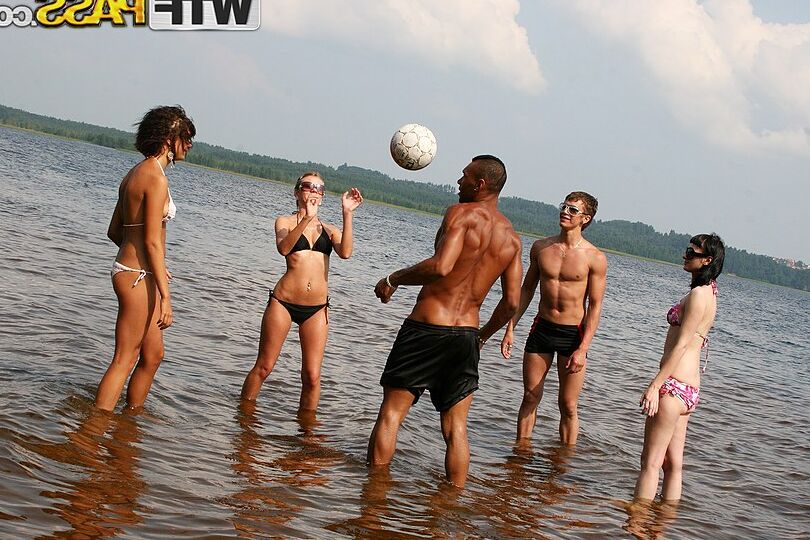 16P College students partake in group sex while spending the day at the water