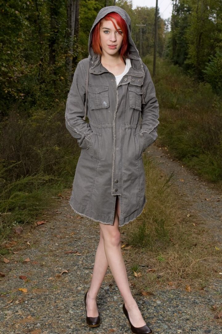 15P ホットな赤毛のレイシー・ハボックが森の小道で服を脱いで裸で立つ