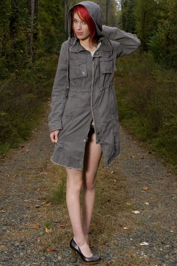 15P ホットな赤毛のレイシー・ハボックが森の小道で服を脱いで裸で立つ