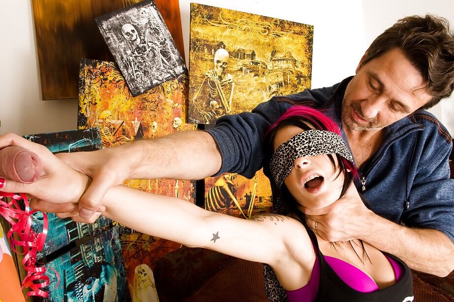 16P La MILF tatouée Joanna Angel se fait baiser la bouche d'amateur avec deux bites