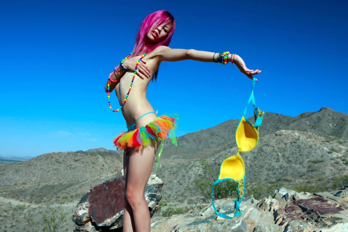 15P Chica delgada de cabello rosa Laloui se quita el bikini mientras usa gafas de sol