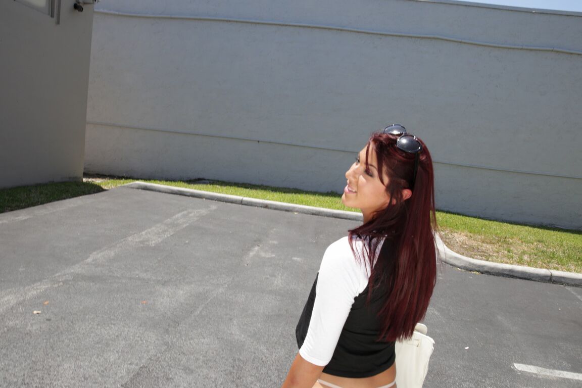 21P A adolescente ruiva Sophia Steele tira a roupa e dá um BJ público apaixonado