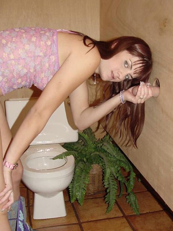 15P Ruiva MILF Taylor limpa a porra do rosto depois de um BJ no buraco da glória em um banheiro