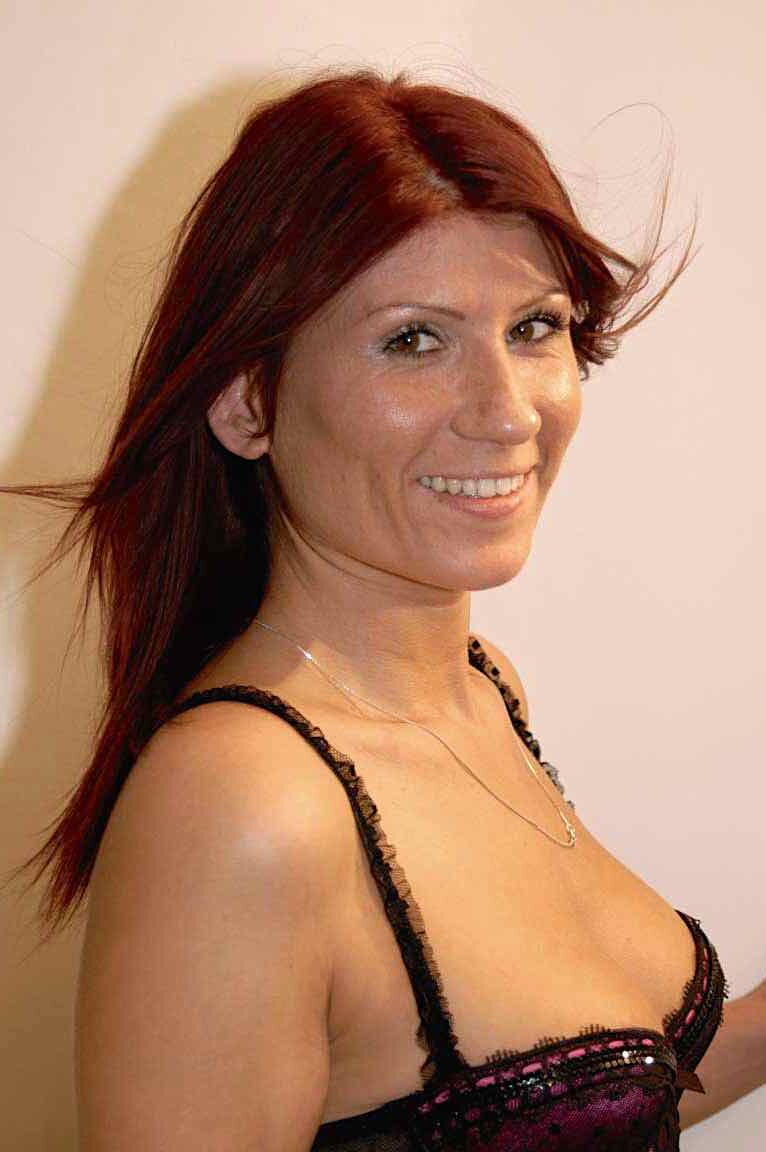 15P A vagabunda ruiva Anastasia leva inúmeras gozadas faciais em uma festa de bukkake
