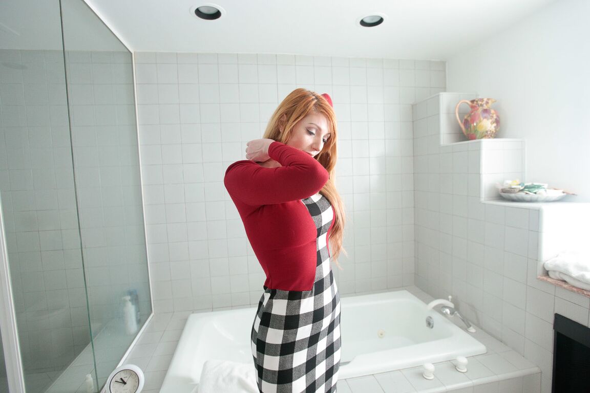 17P Sexy rothaarige Stiefmutter zieht sich für ihren Stiefsohn aus, bevor sie POV in der Badewanne bläst