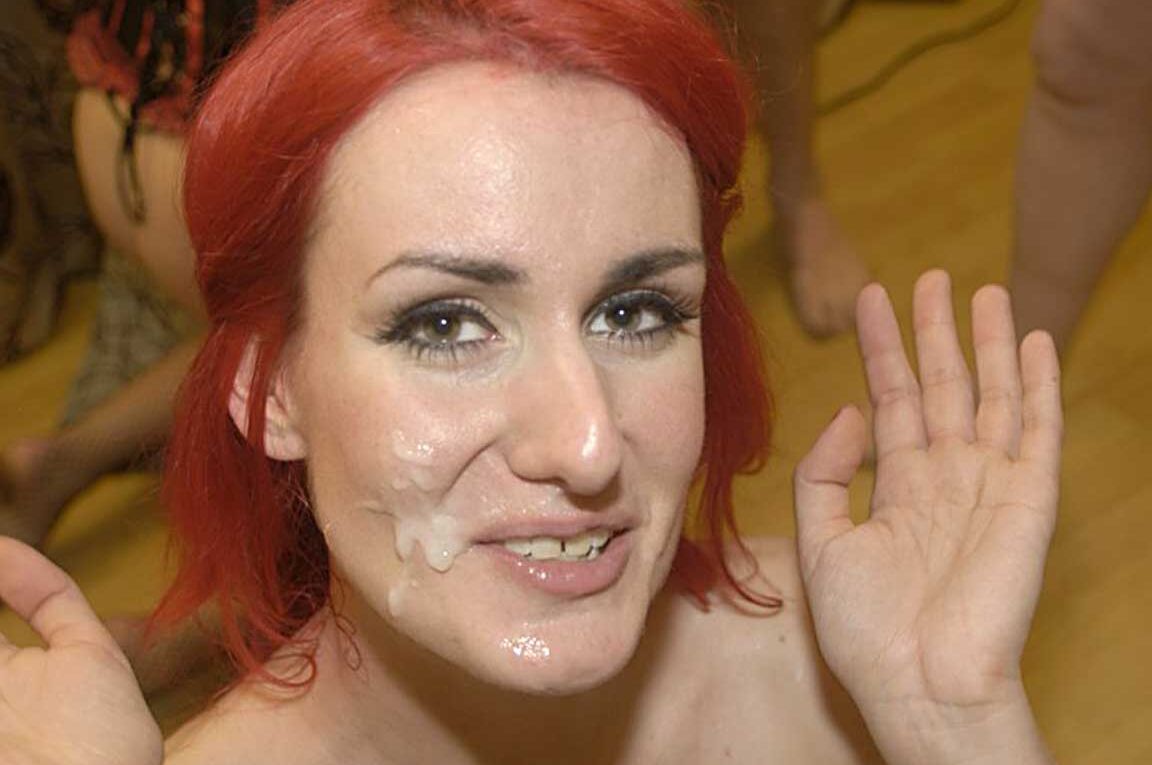 15P Rothaarige Elise trägt Sperma im Gesicht, nachdem sie auf ihren Knien einen Schwanz gelutscht hat
