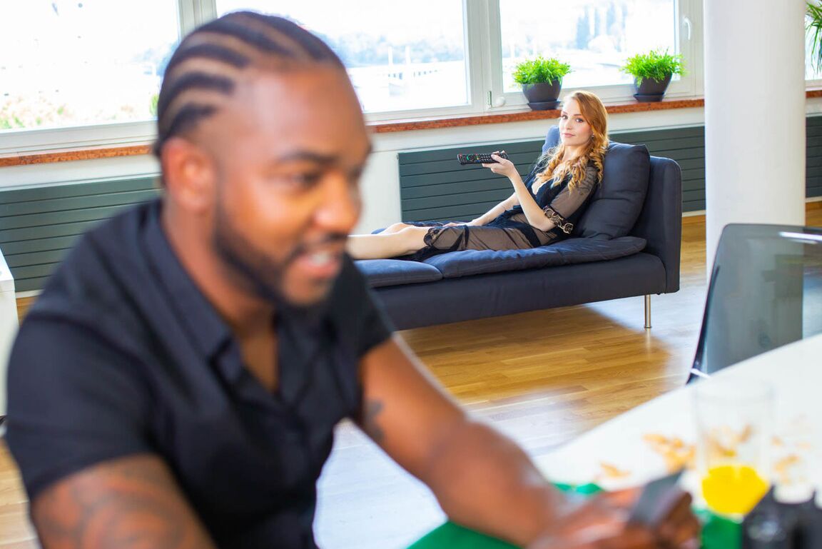 12P Une rousse aux gros seins arbore un creampie après une relation anale avec des bites noires et blanches