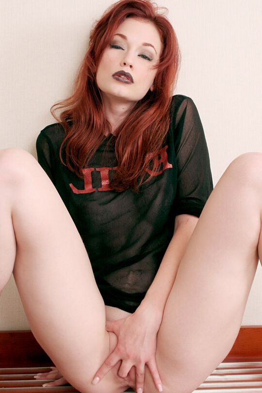 16P Redhead MILF Justine Joli finger fucks before licking and biting her toes