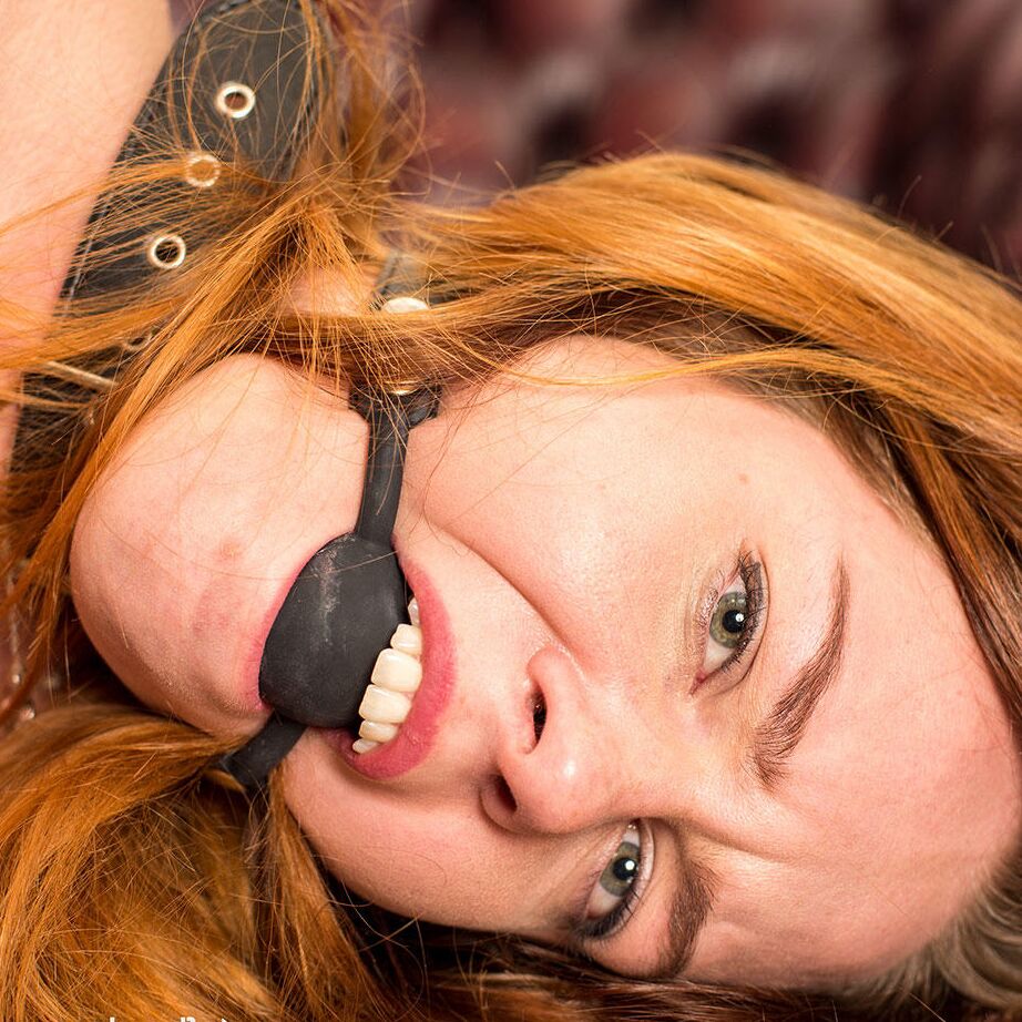 16P Belle rousse fille de yoga avec balle bâillonnée