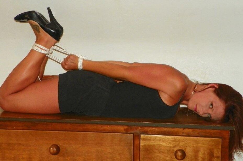 14P Pelirroja natural atada en una cama mientras amordazada con su ropa y sus tacones