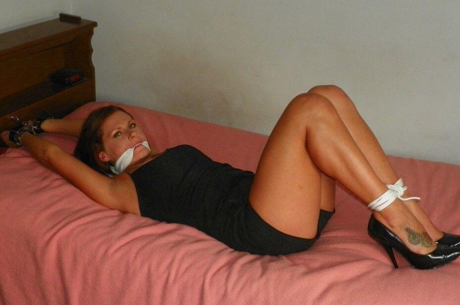 14P Pelirroja natural atada en una cama mientras amordazada con su ropa y sus tacones