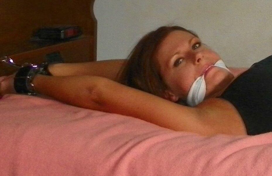 14P Pelirroja natural atada en una cama mientras amordazada con su ropa y sus tacones