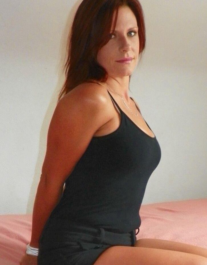 14P Pelirroja natural atada en una cama mientras amordazada con su ropa y sus tacones