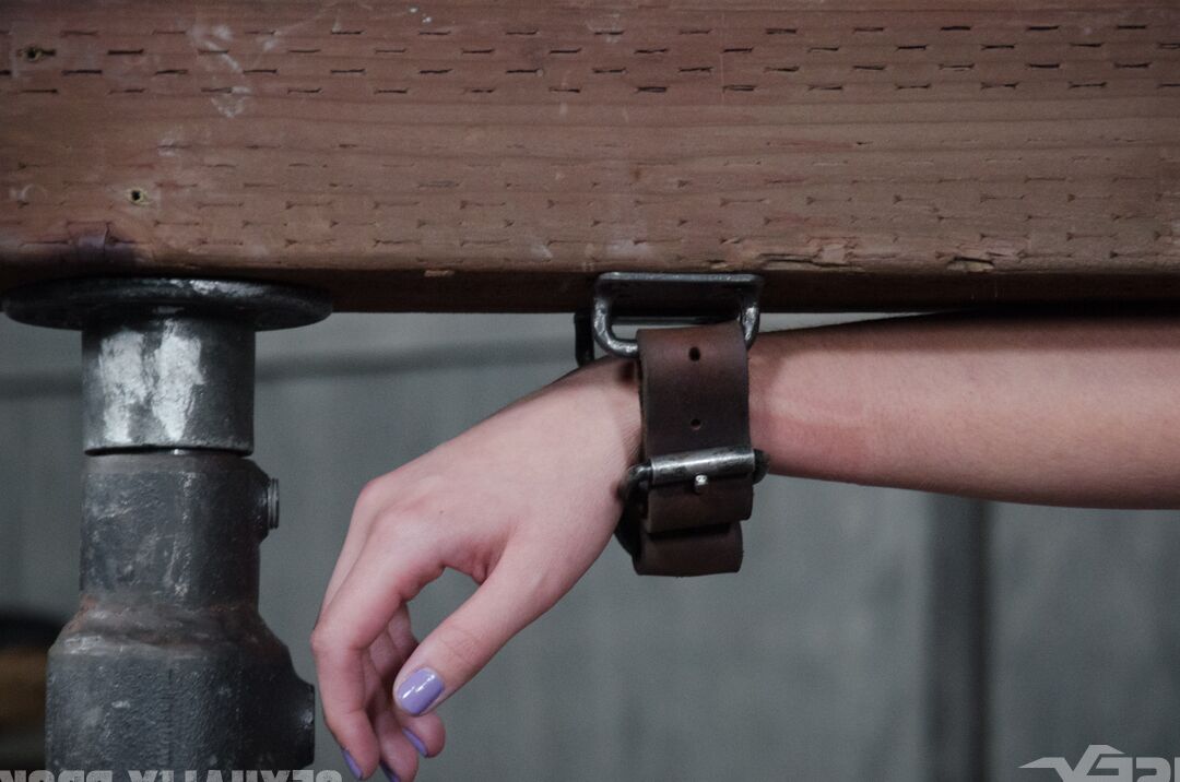 15P Das völlig nackte Mädchen Nora Riley erträgt BDSM-Spiele mit einem versauten Paar mittleren Alters