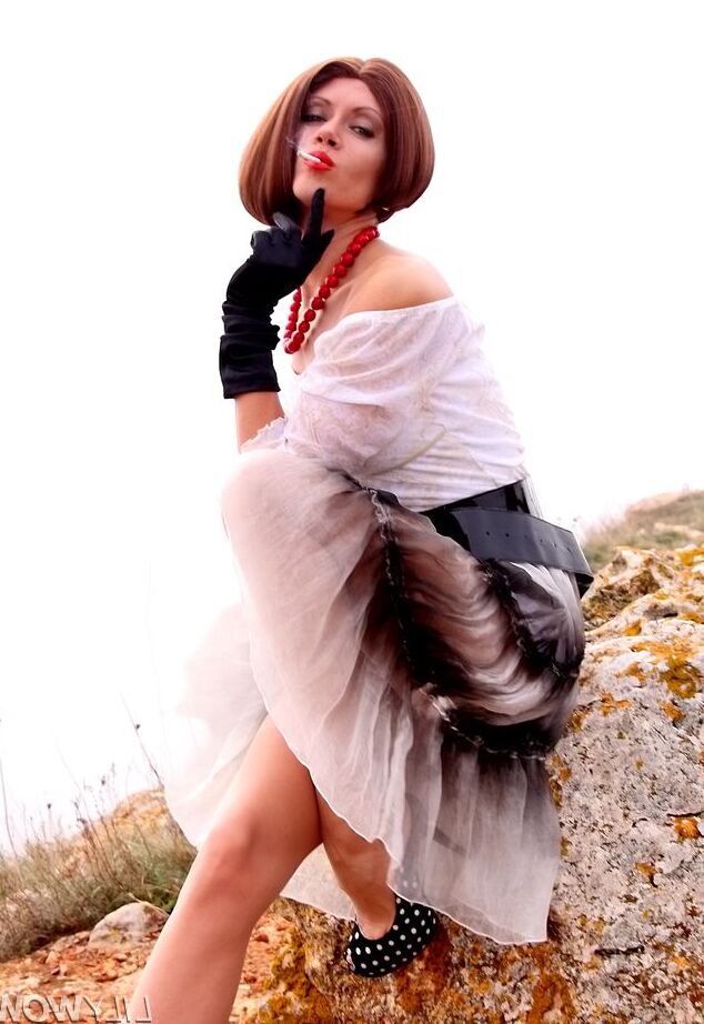 12P MILF de piernas largas con medias vintage calientes al aire libre