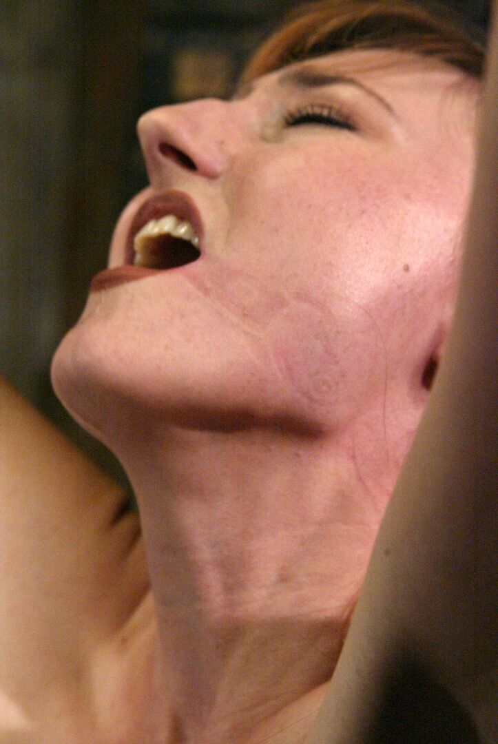 21P Ruiva amarrada MILF Kendra James fazendo seu castor brincar rudemente