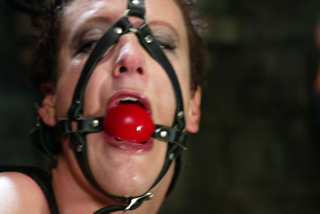 21P Wasser-Bondage Claire Adams, Nina