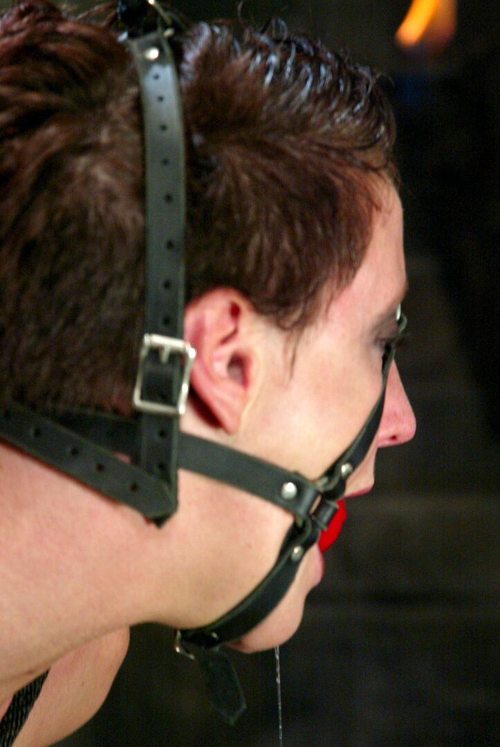 21P Wasser-Bondage Claire Adams, Nina
