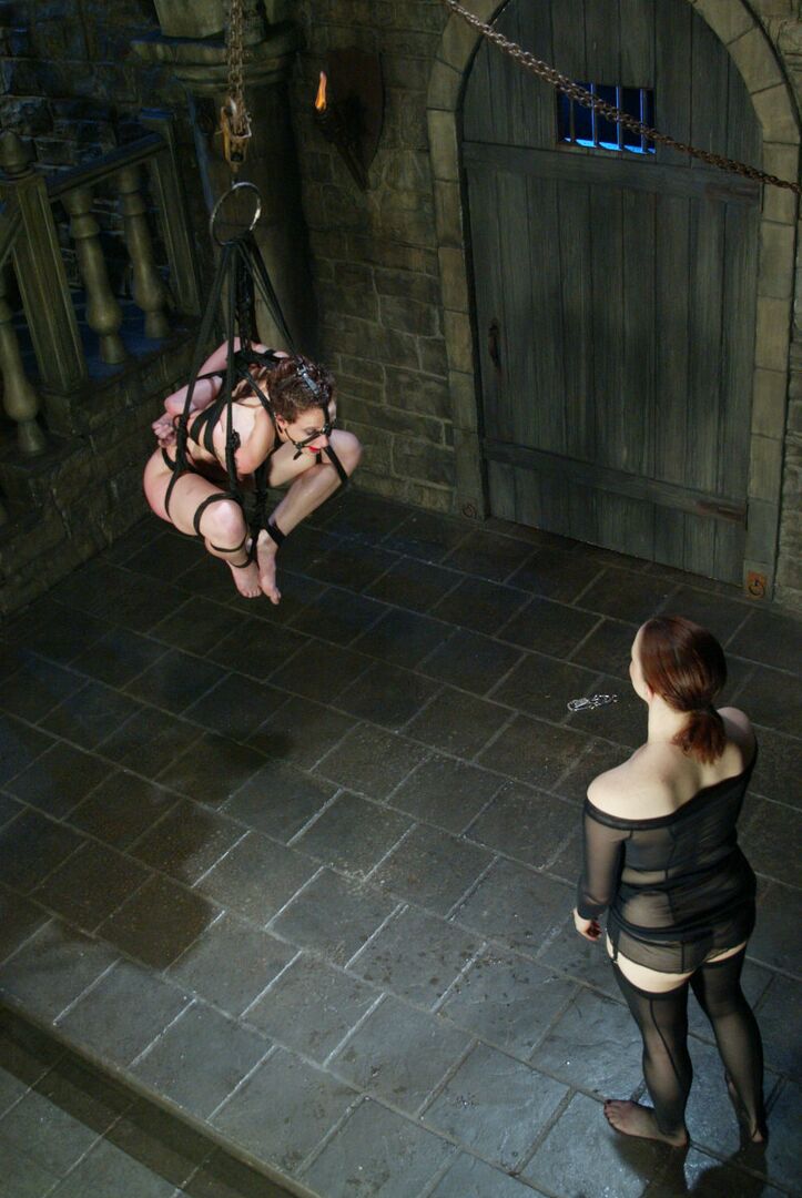 21P Wasser-Bondage Claire Adams, Nina
