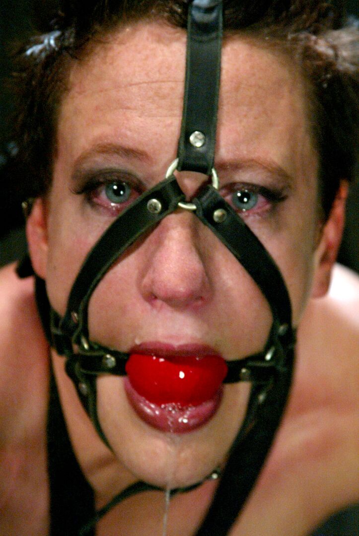 21P Wasser-Bondage Claire Adams, Nina