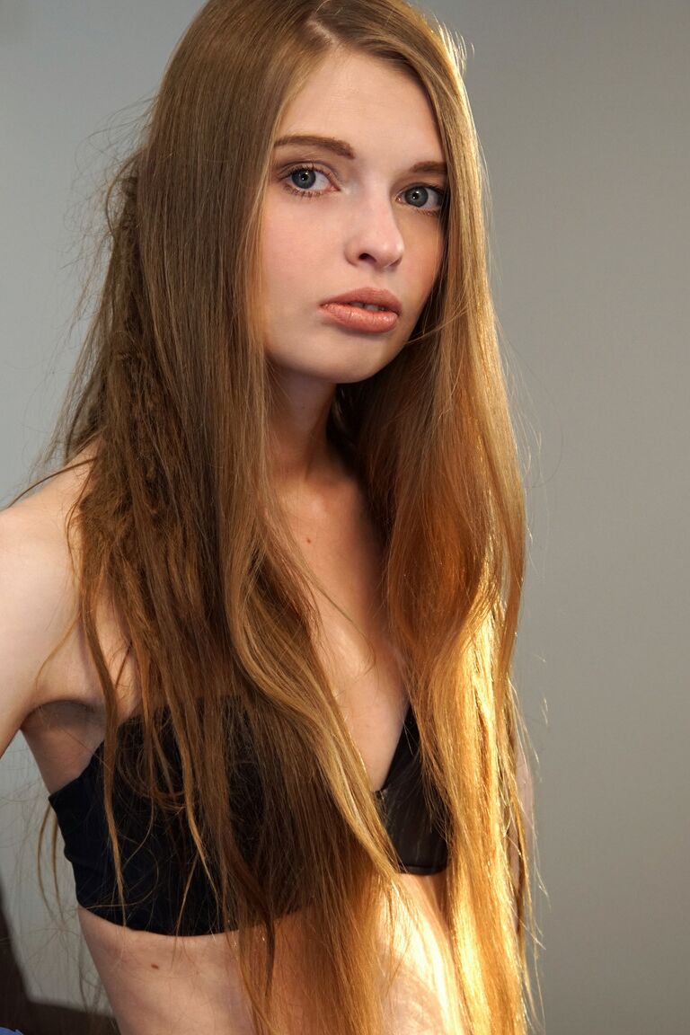 21P Adorável adolescente Adella despe-se