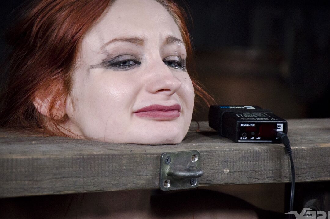 15P Violet Monroe, rousse retenue, endure la torture dans un cachot
