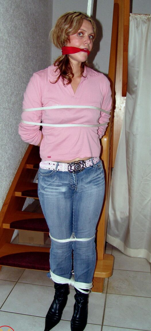 Das 16P-bekleidete Mädchen Blonde Lea wird geknebelt und mit einem Seil gefesselt