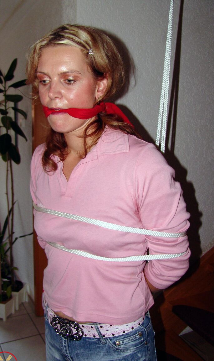 Das 16P-bekleidete Mädchen Blonde Lea wird geknebelt und mit einem Seil gefesselt